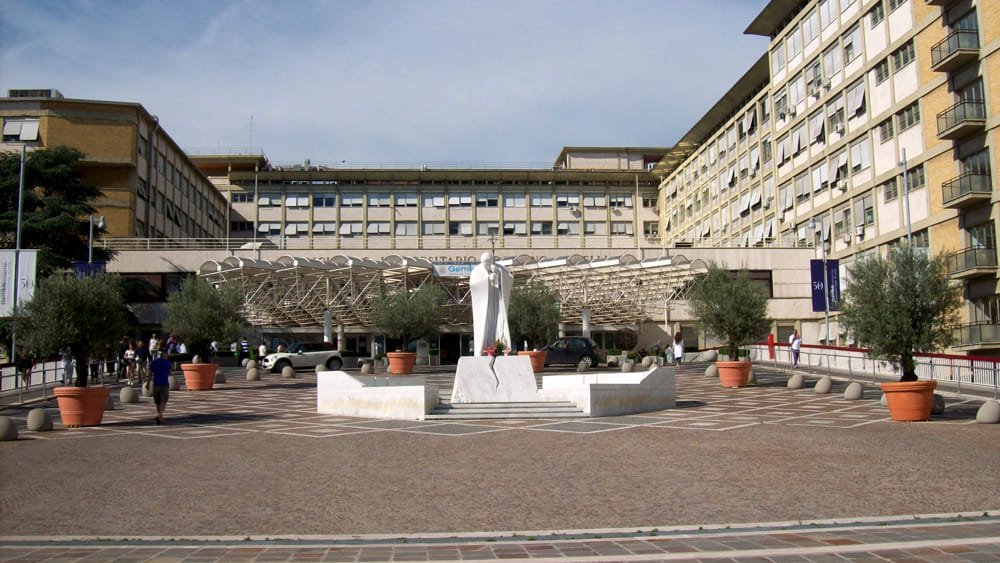 romatoday's tweet image. roma Caso di meningite alla Camera, ricoverato 16enne: profilassi nella scuola e nella palestra che frequenta dlvr.it/QxjpxR notizie notizieroma