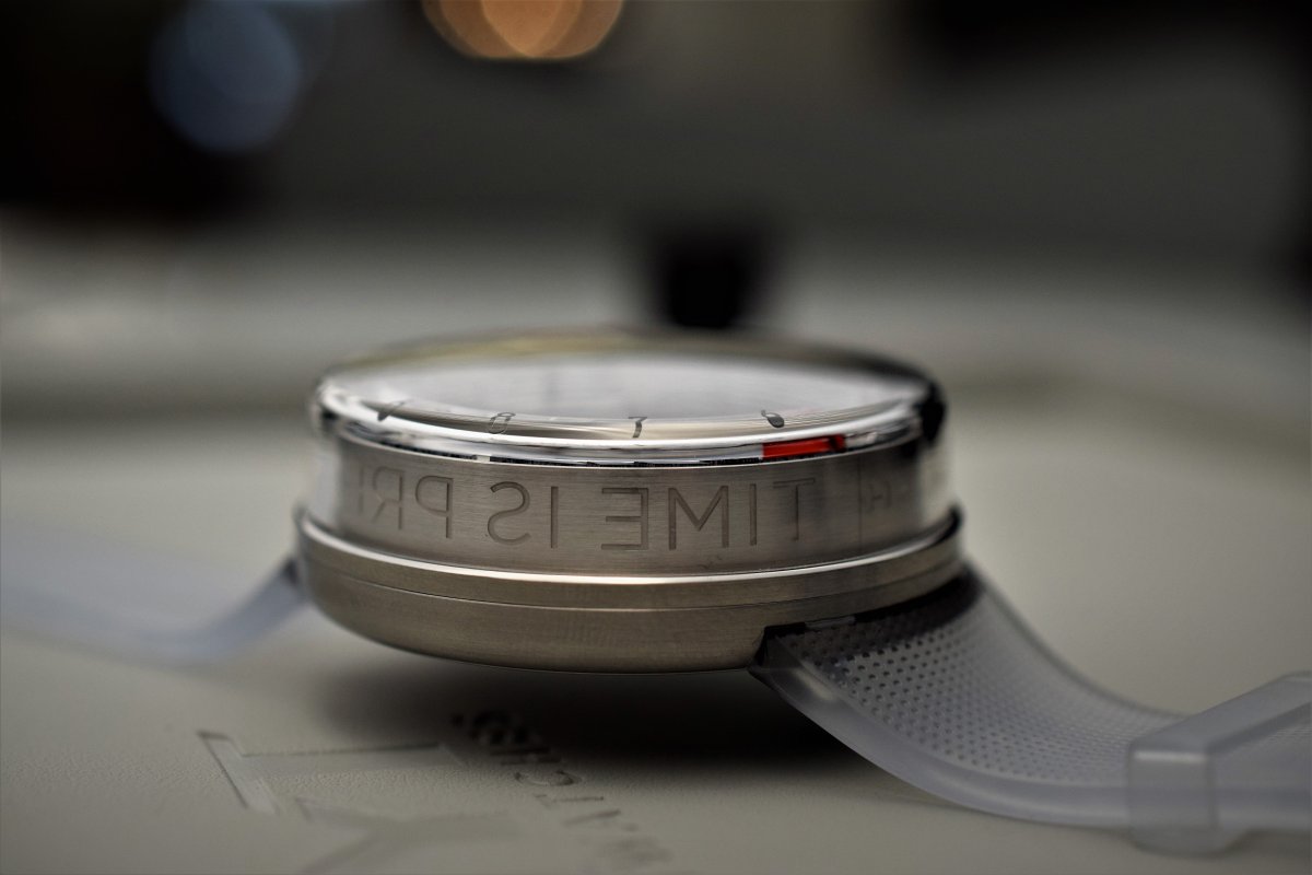 THE SIDE VIEW OF THE WATCH HOSTS THE PHRASE “TIME IS PRECIOUS”
#hytwatches #timeifluid
Photo credit: @MonochromeWatch