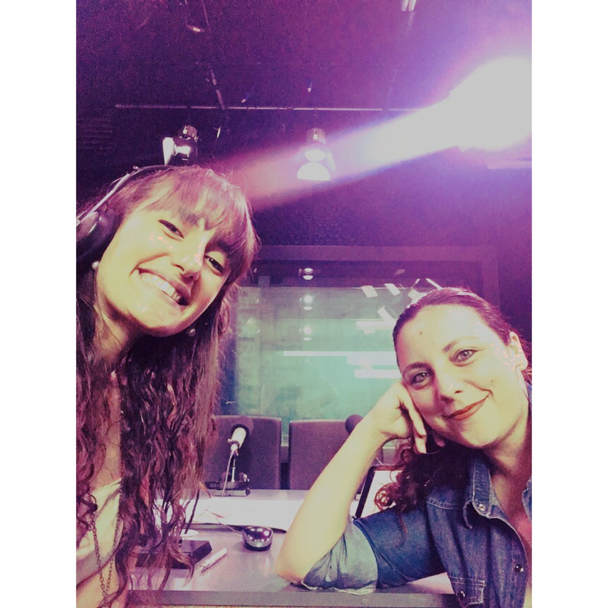Buen día!!!!
Con la conducción de <a href="/ivazquez33/">Ivanna Vázquez</a> y @MicaCotelo1 ya estamos al aire hasta las 10 con toda la información

Los esperamos por la 810 AM!

(En el fondo quizás puedan distinguir a Sebastián Terra, nuestro operador encargado de la puesta al aire)
