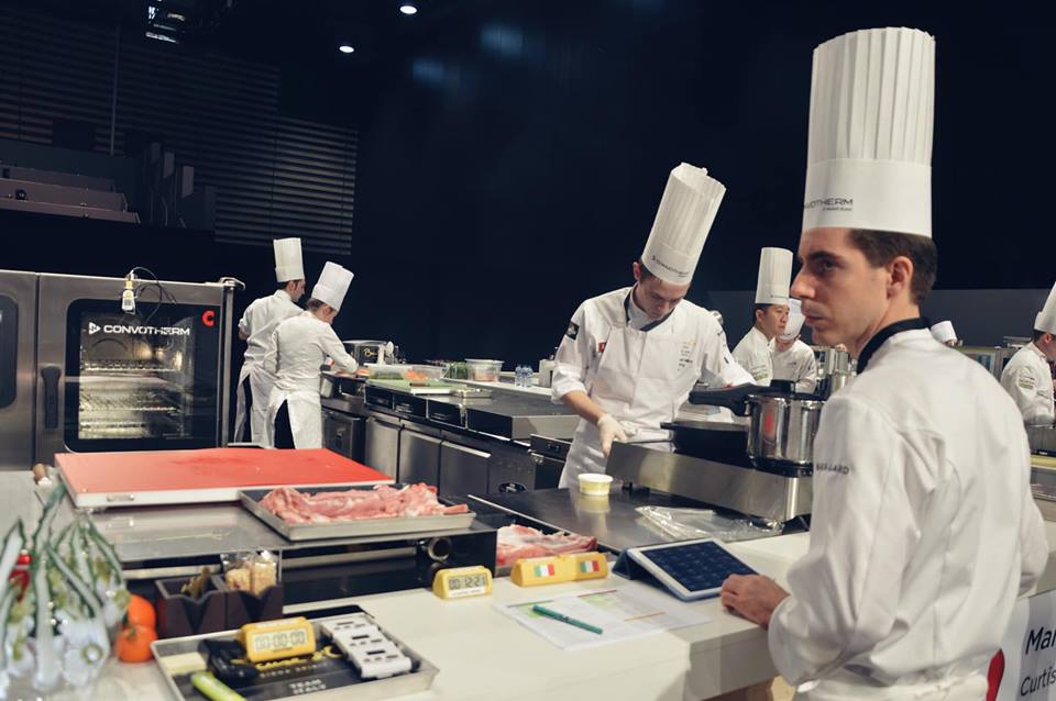 #TeamItalia all'opera 🙌!
#MartinoRuggeri <a href="/BocuseItalia/">Bocuse D'Or Italia</a> <a href="/Bocusedor/">Bocuse d'Or Official</a> <a href="/sirha_lyon/">Sirha Food</a> @Visit_Piemonte