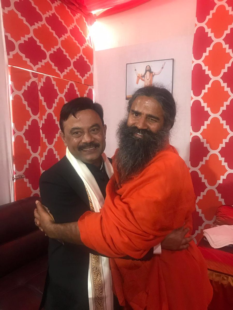 Aamitabh2's tweet photo. सोमवार को कुंभ में  @yogrishiramdev जी ने जब मुझे पत्रकारिता का भीष्म पितामह कह कर माला पहना दी तो सहज संकोच स्वाभाविक था -- लेकिन ऋषि प्रसाद सर आँखों पर -- संत हृदय नवनीत समाना --  ऋषि प्रवर@yogrishiramdev  जी को प्रणाम -- https://t.co/lXww5wdKJT