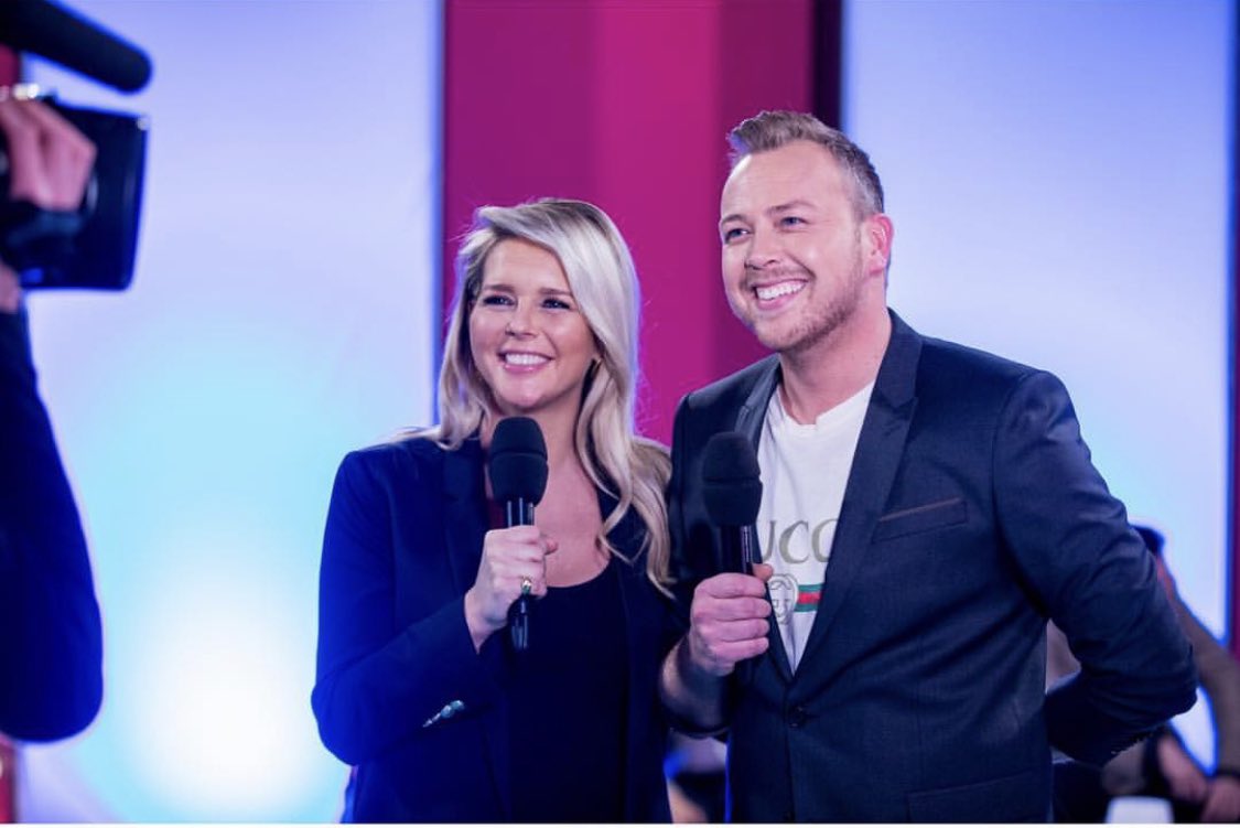 Peppie &amp; Kokkie zijn weer terug vanaf 3 Mei met de nieuwe grootse zangshow “All together Now”!! Ik kon geen recentere foto vinden, chantal is hier zwanger van de lieve Bobby en ik ook maar dan van een hamburger😂😂😂😂. #alltogethernow #RTL4