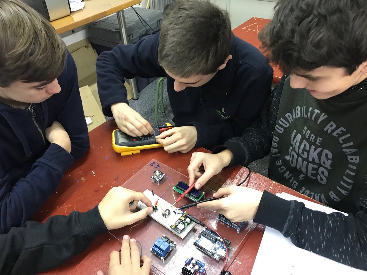HiginiFernandez's tweet photo. Pràctiques d’electrònica analògica@InsMatadepera https://t.co/TUOBfuJhG9