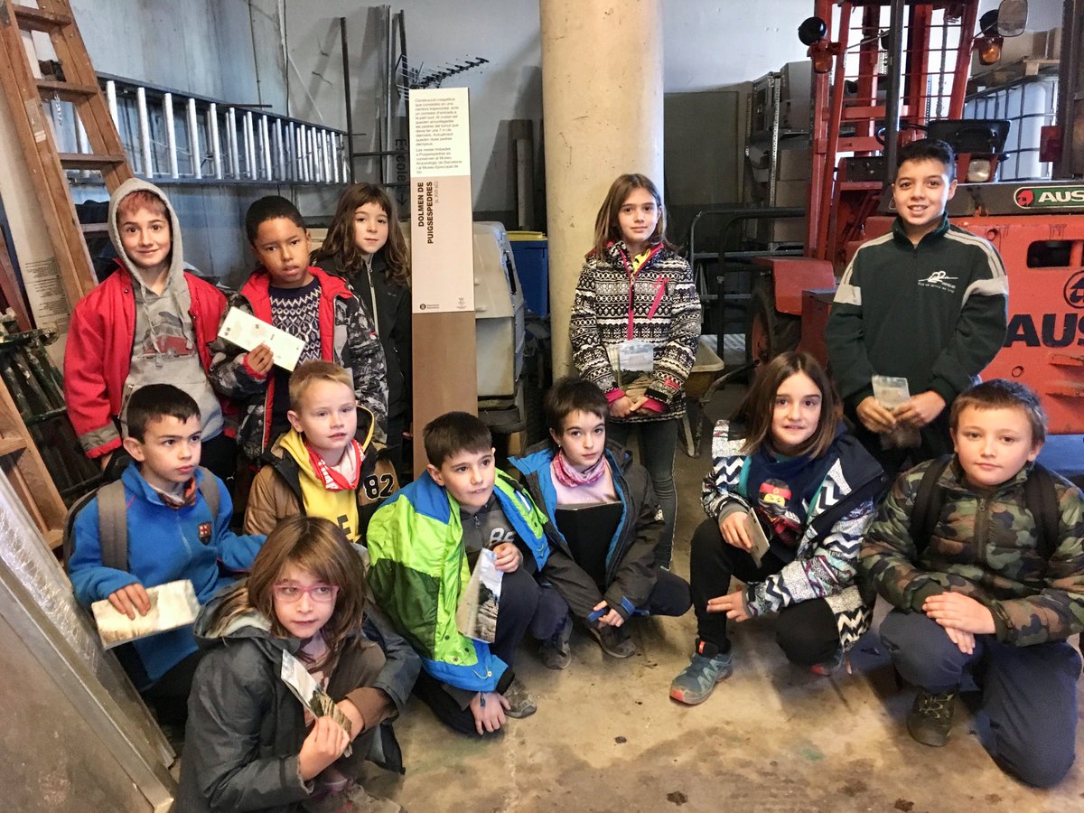 Els nens i nenes de la classe Països Catalans de l'Escola El Cabrerès treballen en el projecte Codi QR: buscant informació sobre llocs d'interès del municipi, creant codis QR i construint una pàgina web per donar-los a conèixer goo.gl/Jad3Et