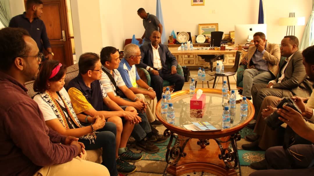 engyarisow's tweet photo. Maanta waxaan xafiiskeyga ku qaabilay Dalxiisayaal Malaysia ah oo Muqdisho u soo dalxiis yimid. Horumarka Caasimada waa mid muuqda https://t.co/O6cGTIXDz0