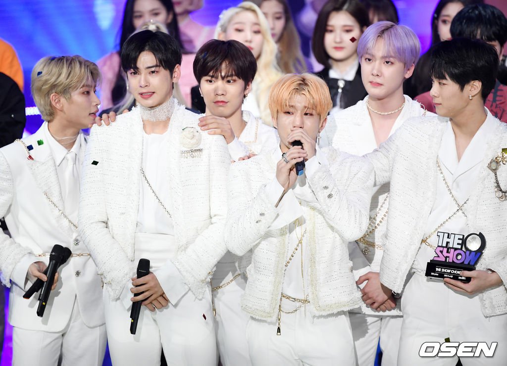 theseoulstory's tweet photo. Happy tears from the boys of ASTRO as they clinch their first ever trophy on music show 😭 Congratulations &amp; well done for winning #1 on THE SHOW tonight boys~ 🏆🎉 #ASTRO1stWin #AllNight1stWin @offclASTRO https://t.co/9kcImIWY8l