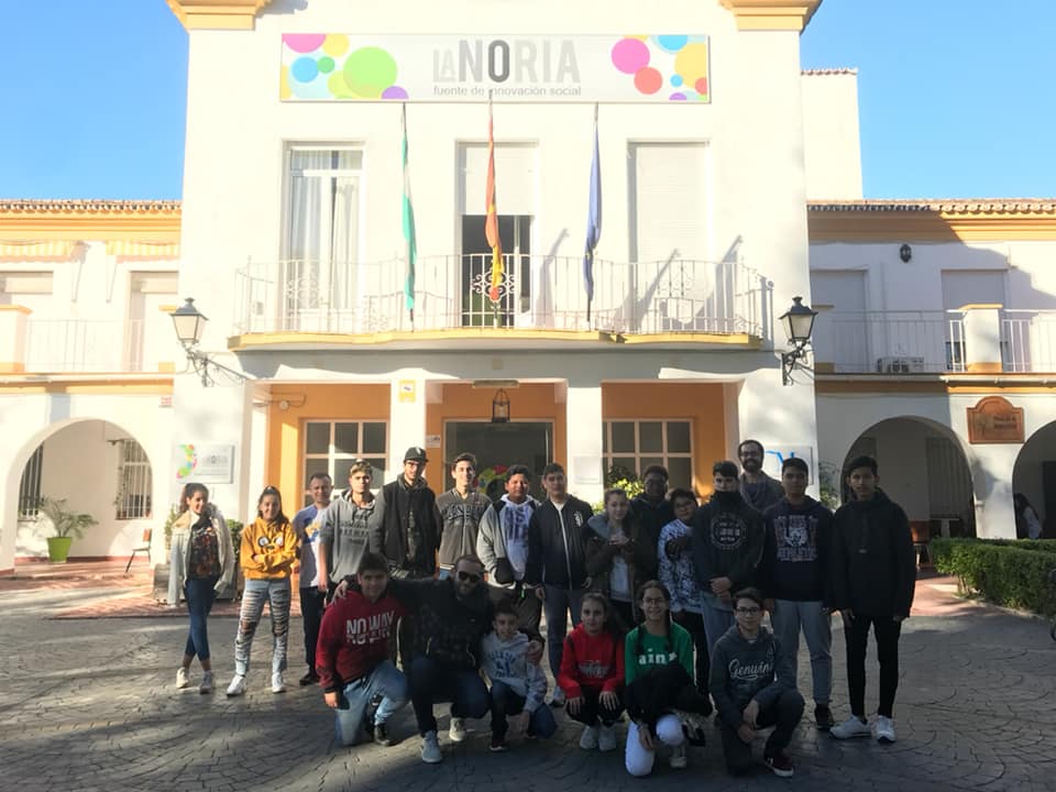 lanoria_mlg's tweet photo. El alumnado de @FundlaCaixa ha estado #Crafteando este fin de semana en Trinidad-Perchel #Málaga. De la mano de @Asoc_Oleaje y @ArrabalAID han creado propuestas basadas en #educación #participación y #territorio para la mejorar de la ciudad. #InnovaciónSocial https://t.co/fsX01e5dWz