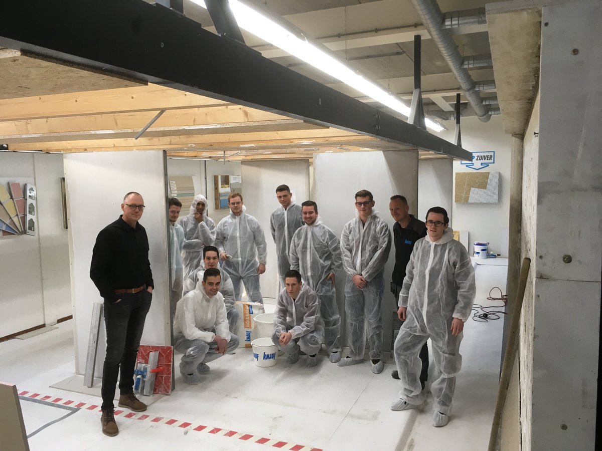 Vandaag bezoek in de Knauf Akademie van diverse medewerkers van verschillende vestigingen van @BMN_Nederland om kennis te maken met <a href="/KnaufNL/">Knauf NL</a>. Dit kan natuurlijk het beste door in de praktijk aan de gang te gaan!
