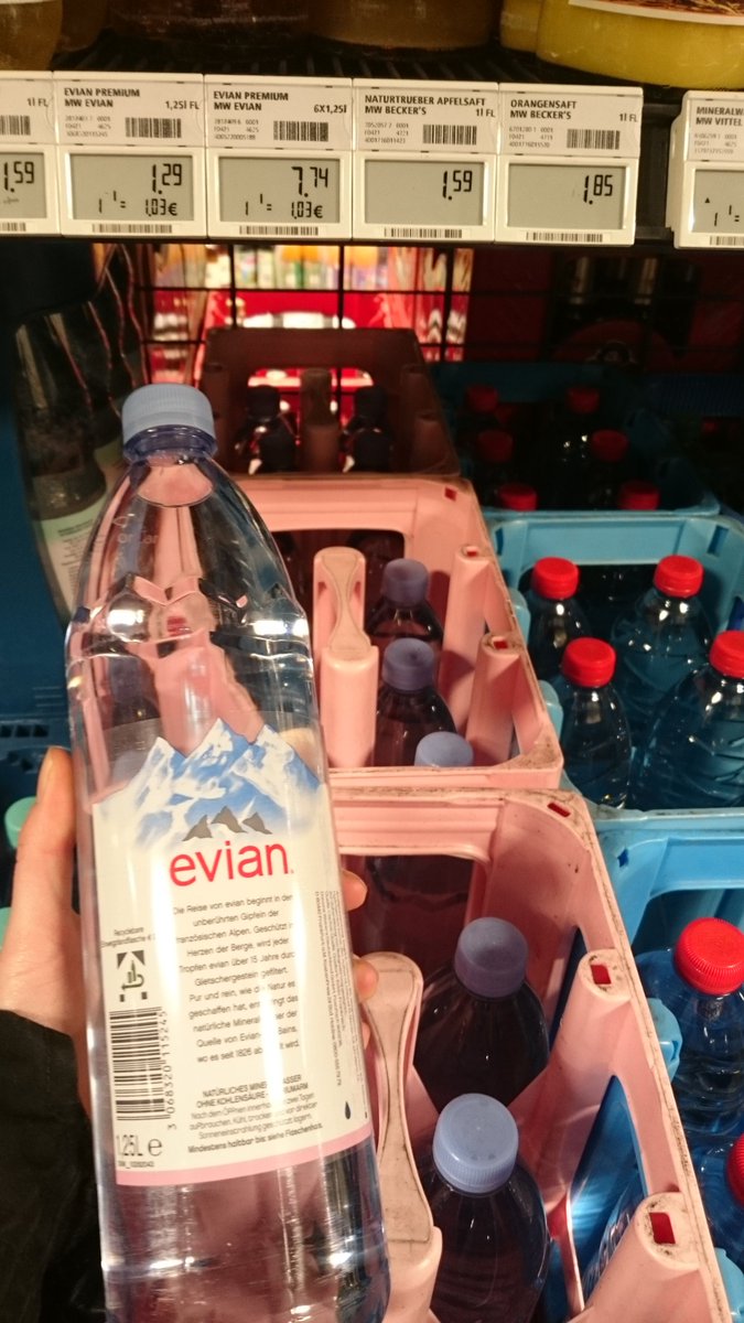 Nanu? #Einweg-#Plastikflaschen in Kästen werden bei #REWE als #Mehrwegflaschen gekennzeichnet. Mit der neuen Kennzeichnungsregelung im Verpackungsgesetz tun sich die Supermärkte offenkundig noch sehr schwer. Bitte nachbessern!