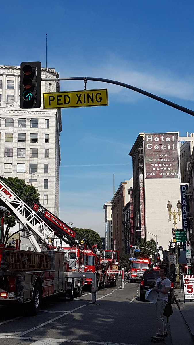 MiBruja13's tweet photo. Llegando al #HotelCecil ... se desata un #incendio en una casa vecina. #Lugarsiniestro #misterio #crimenes #crime #LosAngeles #LA #USA https://t.co/HVAeSUPYo8