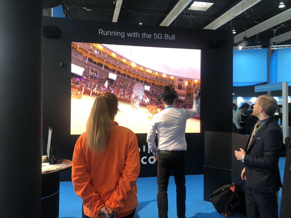 ClaireTheijssen's tweet photo. Trying out VR in 4G vs 5G... #SPTips #CLEUR2019 https://t.co/LBI1kLQIox