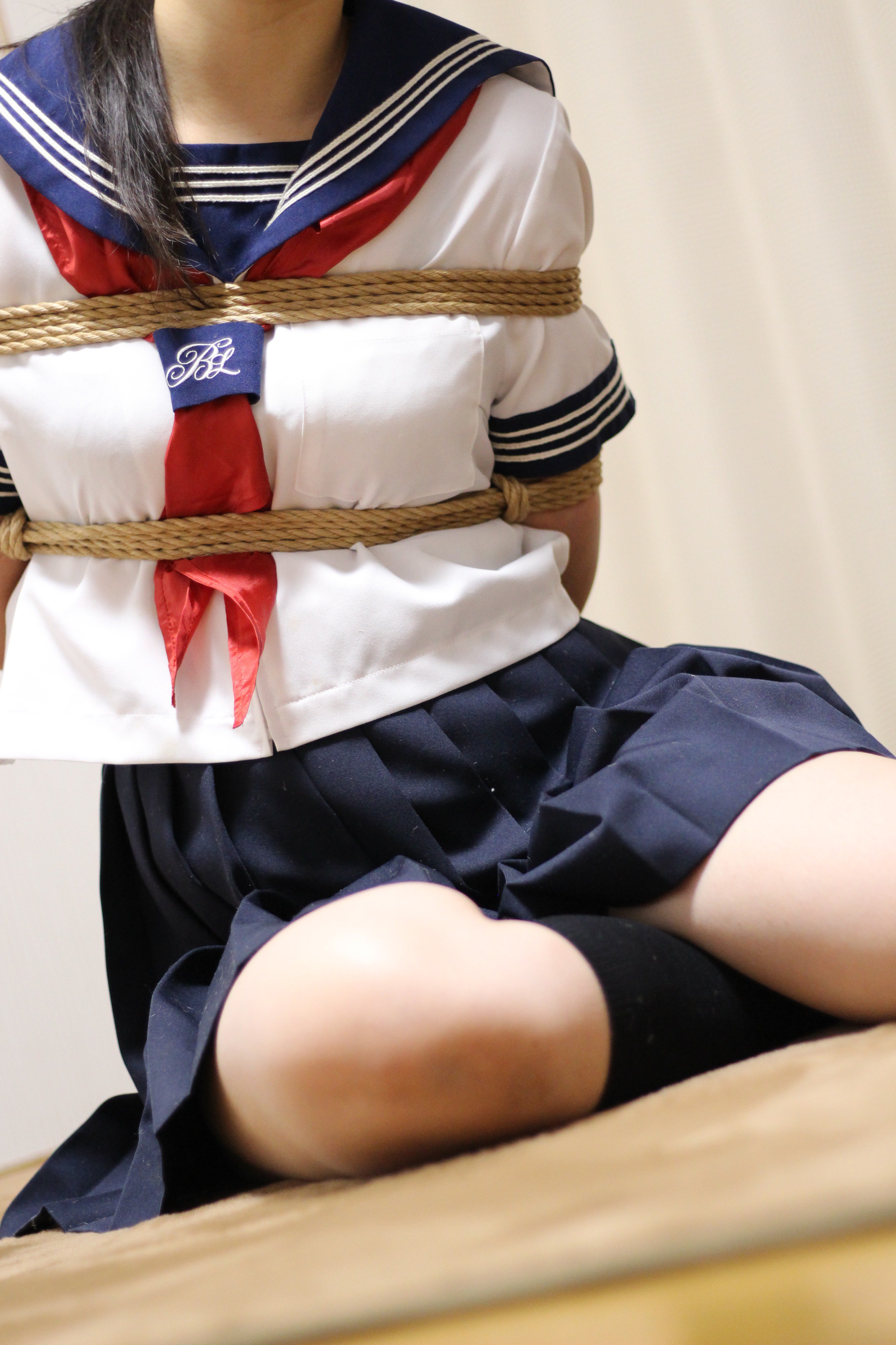 セーラー服　縛画像 制服緊縛！ 今回の写真はスカーフのセーラー服！  モデルさんも若くてスカーフのつけ方がわからなくて、撮影前にスマホとじっくりにらめっこ・・・ 挙句うまくできていない(^^;  今後スカーフの扱いが課題になり ...