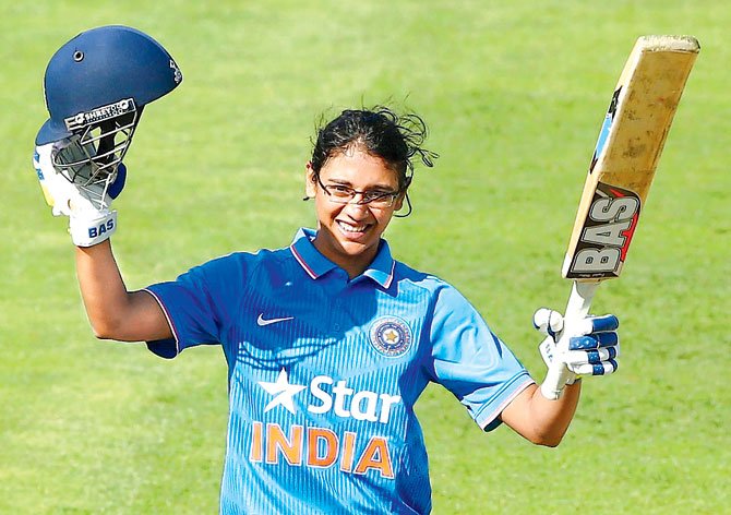 DesignsVK's tweet image. #SmritiMandhana continued her brilliant run in #onedayinternationals with an unbeaten 90 in the second #match of the series against #NewZealand as #India took an #unbeatable 2-0 lead in #MountMaunganui. Click Here to Read Full Article👉🏿👉🏿trendingthink.com/2019/01/jhulan…