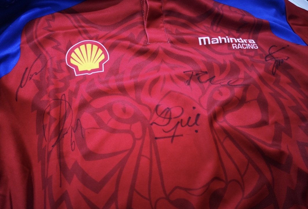 Lo he intentado d todas maneras, pero esta camiseta d <a href="/MahindraRacing/">Mahindra Racing</a> del #marrakesheprix no entra en #miarmario. Firmada por Pascal Wehrlein, Jerome D'Ambrosio, Nick Heidfeld, Dilbagh Gill y Sergei Sirotkin. Retuitea, cuéntame dónde la vas a poner si t toca y 🍀