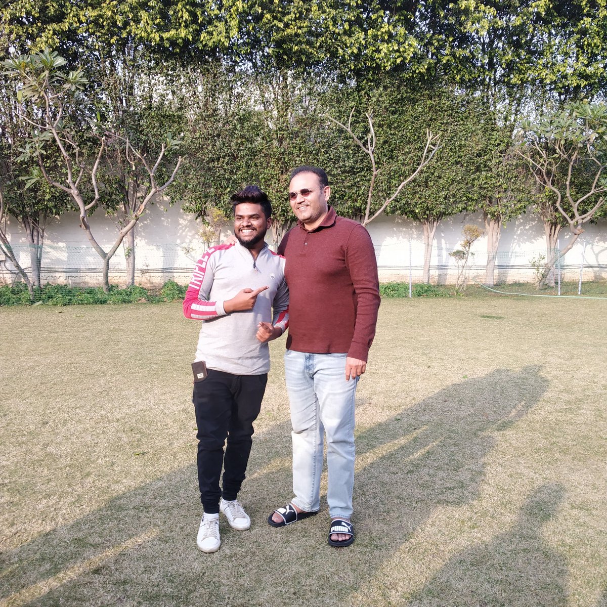 IamViruLover's tweet photo. The joy of posing along with him is always priceless ❤️
Truly witnessed the beauty of @virendersehwag at his farm house. Loved every bit of your humbleness, love & respect towards fans. The way you reacted with all of us was amazing.#KindestManEver #WithTheNawabaHimself ❤️ https://t.co/3YenEtMGUR