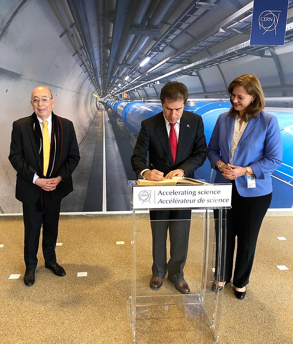 Científicos y técnicos de Paraguay podrán incursionar en el mayor centro nuclear de Europa <a href="/PresidenciaPy/">Presidencia Paraguay</a> <a href="/LuisCastiglioni/">Luis Alberto Castiglioni</a> <a href="/conacytparaguay/">Conacyt Paraguay</a> <a href="/CERN/">CERN</a> . Hoy se firmó el Acuerdo de Cooperación entre CONACYT y la CERN.

#DiplomaciaParaLaGente
bit.ly/2G7SsrD