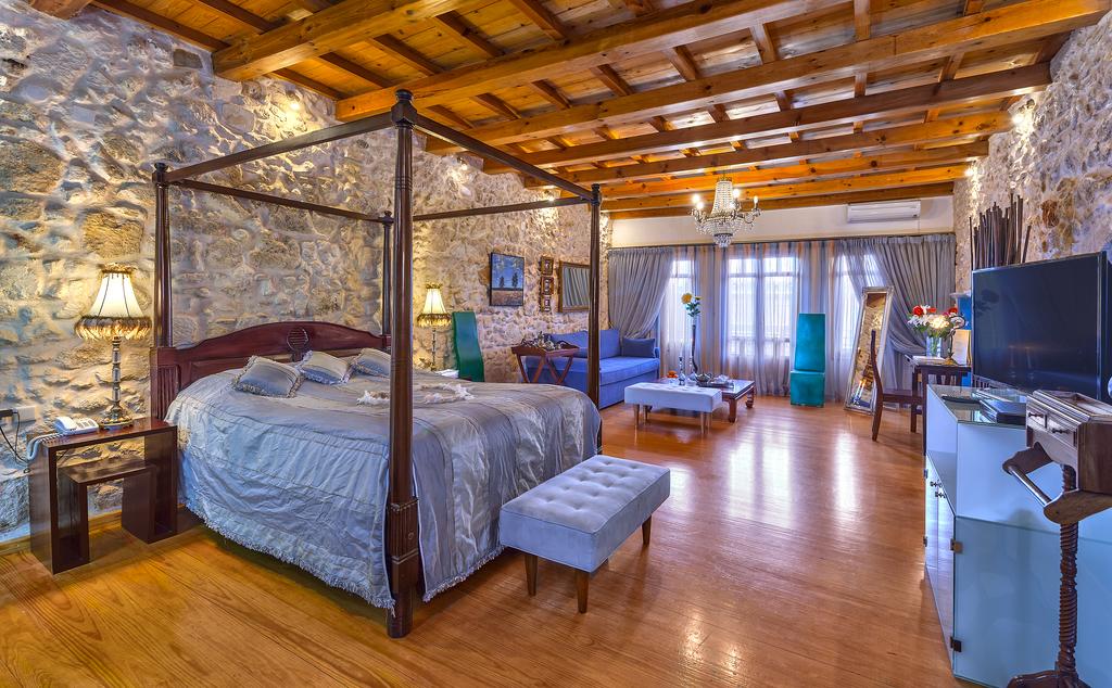 StayBonanza's tweet photo. 😮💖Whisk your partner away to the beautiful island of Crete for a romantic break. Stay in an old mansion with incredible views overlooking the city. Save an extra 10 % booking with us!🥰🧘‍♀️

Click here ➡️ https://t.co/THb4U0nxZS https://t.co/1ZcrjUPSI0