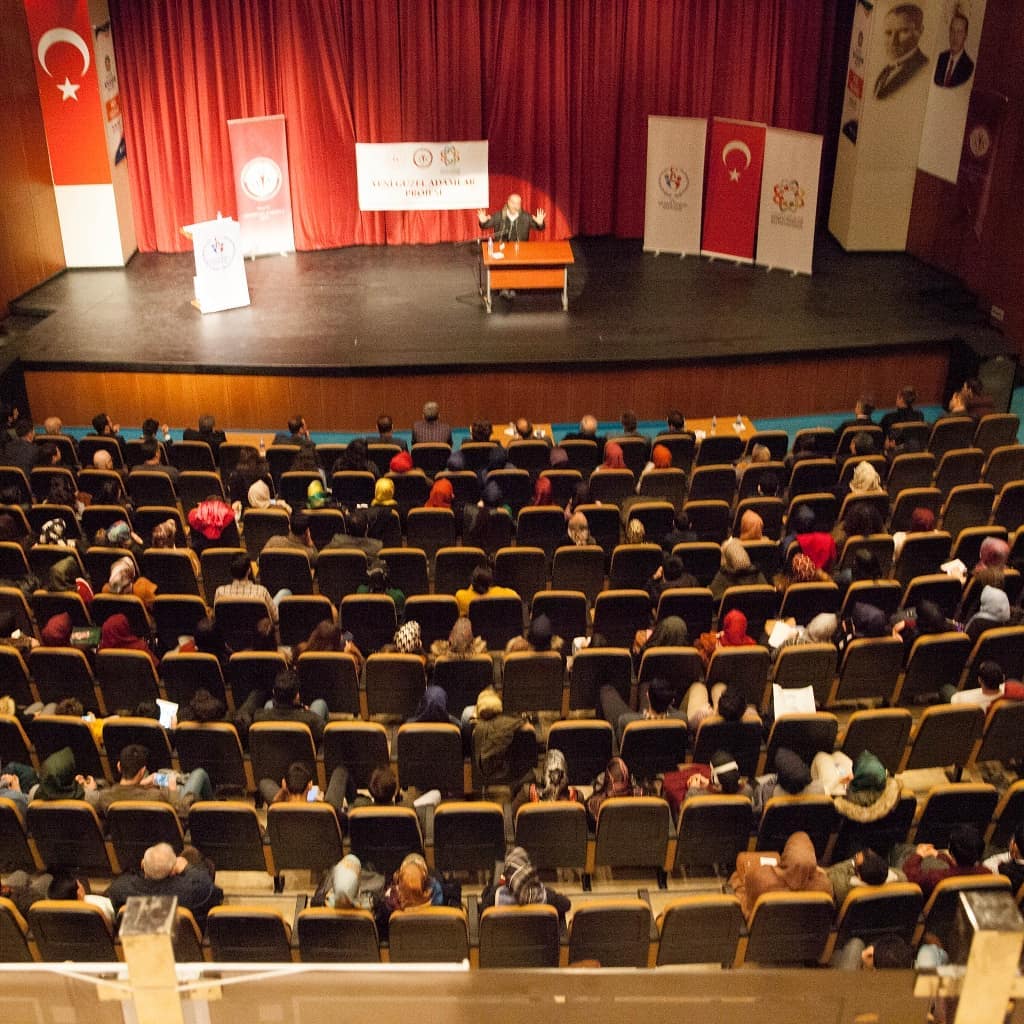 sozyasidergi's tweet photo. Sözyaşı Kültür, Sanat ve Edebiyat Dergisi olarak yazar-senarist Tarık Tufan'ı konuk ettik. Kongre Kültür Merkezi'inde edebiyat üzerine güzel bir söyleşi gerçekleştirdik. #edebiyat #kültür #sanat #söyleşi #tarıktufan https://t.co/TLt2gqjQXD