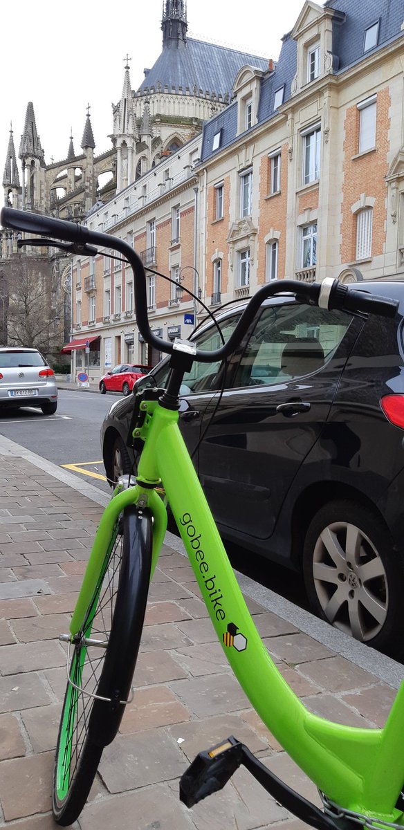twittinreims's tweet photo. Insolite 😉...Un vélo vert #Gobeebike vu cet après-midi à quelques tours de roue de la #cathédrale de #Reims.
L'éphémère et l' éternel 🤔? https://t.co/OnYMybEWdb