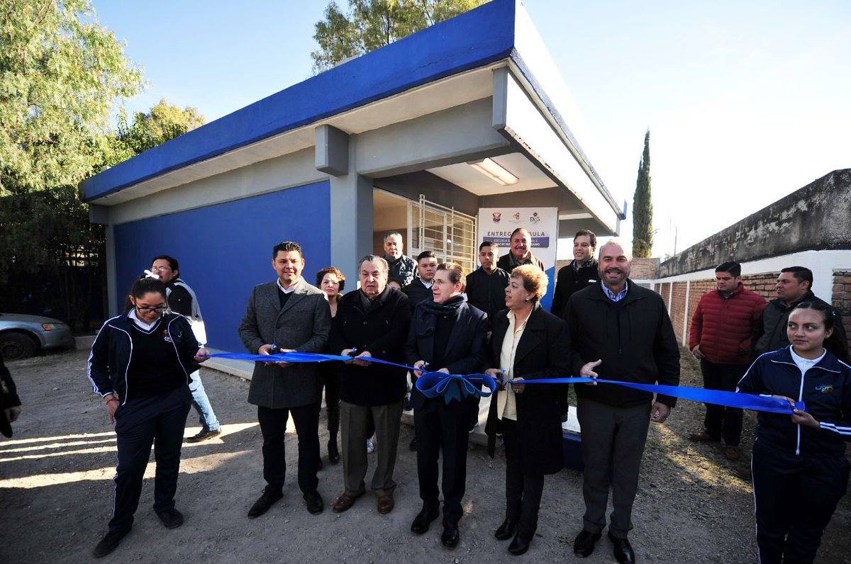 AispuroDurango's tweet photo. Hacemos entrega de un aula de medios y un aula didáctica, ambas equipadas para su óptimo funcionamiento, en beneficio de los estudiantes de la secundaria #ESIMA, así como la modernización del estacionamiento para maestros. Un gusto convivir con su comunidad escolar esta mañana. https://t.co/RwNXVbzshT