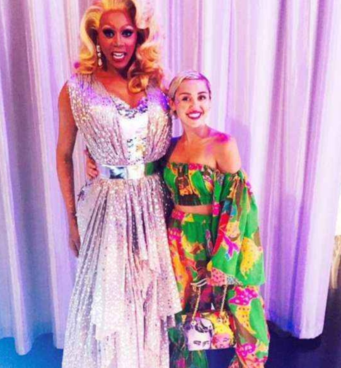 MileyCyrus_es's tweet photo. RUMOR:
En la temporada 9, fue Lady Gaga, en la 10, Cristina Aguilera y ahora, Miley podría ser la jueza invitada en la premiere de la temporada 11 de @RuPaulsDragRace! Además, según este rumor, el lipsync sería "The Best on both worlds". https://t.co/DPzktSMOLD