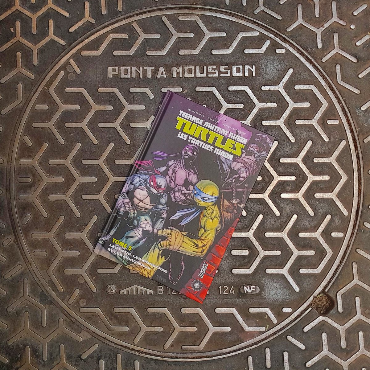 AlbumComics's tweet photo. COWABUNGA !!! 🍕🐢🐢🐢🐢

 Les Aventures des Tortues Ninja continuent avec ce Tome 5 chez @HiComicsFrance !
On retrouve @Santolouco aux dessins 👌🏻👌🏻👌🏻

#TeenageMutantNinjaTurtles #TMNT #TortuesNinja #Comics #HiComics #NouveautésVF #AlbumComics #Paris #LibrairieAlbum https://t.co/1bcUMO5TW8
