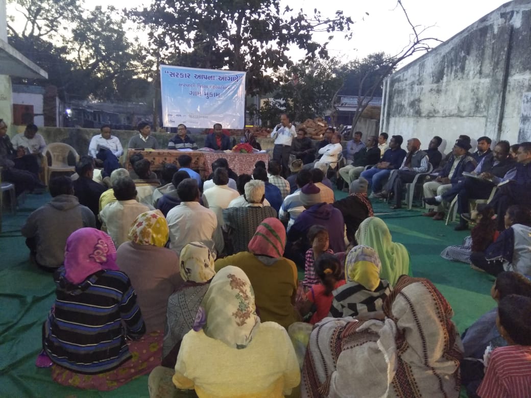 અરવલ્લી જિલ્લાના મોડાસા તાલુકાના વાટડા કાબોલા ગામે સરકાર આપના આંગણે કાર્યક્રમ યોજાયો જેમાં સરકારશ્રી ની વિવિધ યોજનાઓ ની જાણકારી આપી માન.કલેકટર સાહેબ દ્વારા રજૂ થયેલ પ્રશ્નોના હકારાત્મક અભિગમ સાથે નિકાલ કરવા અધિકારીઓ ને સૂચના આપી @collectorarvali@pkumarias