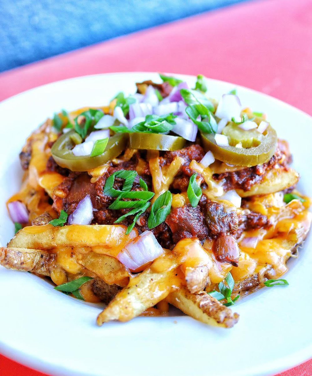 You can’t say no to a good happy hour! Every weekday from 2:30 to 6:30 p.m., get 1/2 off appetizers, like these Chili Cheese Fries, 1/2 off draft beers, $2 off signature drinks and $1 off wine. 📸: <a href="/somuchlifeblog/">Kelsey</a>