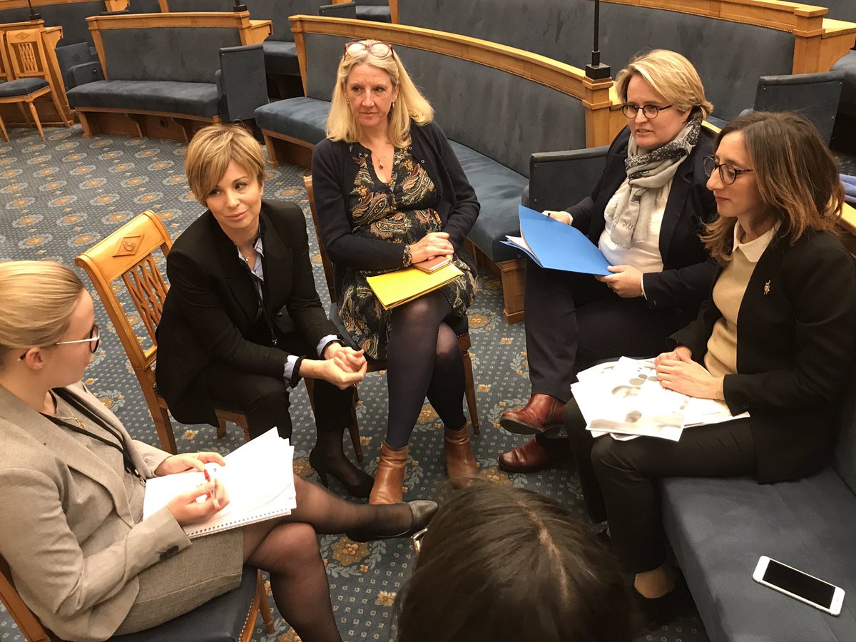 audreydufeu's tweet photo. Réunion de travail des @LaREM_AN sur future loi #MaSanté2022 
Les #paramédicaux ont un rôle essentiel dans la #transformation défense notre système de #sante https://t.co/EdGY1quIP3