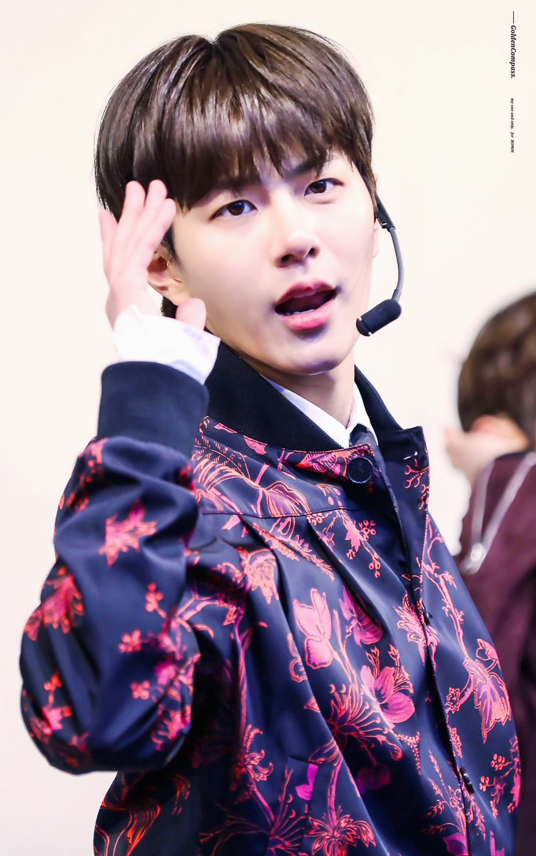 goldencompass__'s tweet photo. 190127 오사카 HQ

보민이 너무 보고 싶어요😭

#골든차일드 #ゴルチャ #최보민 #보민 #ボミン #BOMIN @Official_GNCD @Hi_Goldenness https://t.co/8byfUtTl4W
