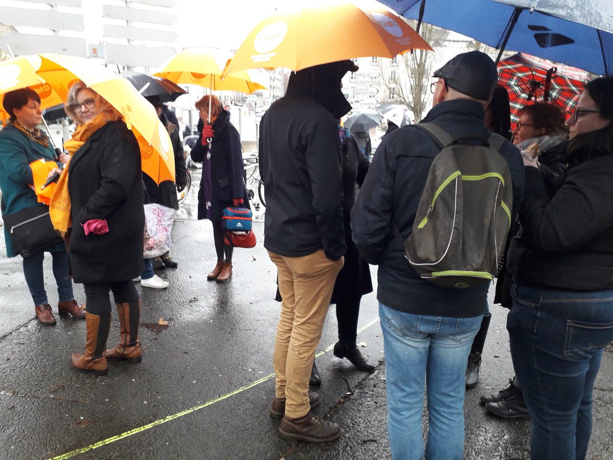 CFDTprotect4485's tweet photo. Malgré la pluie le monde commence à arriver.
#Urssaf #cpam44 #carsat https://t.co/nxpDkZ6HNd