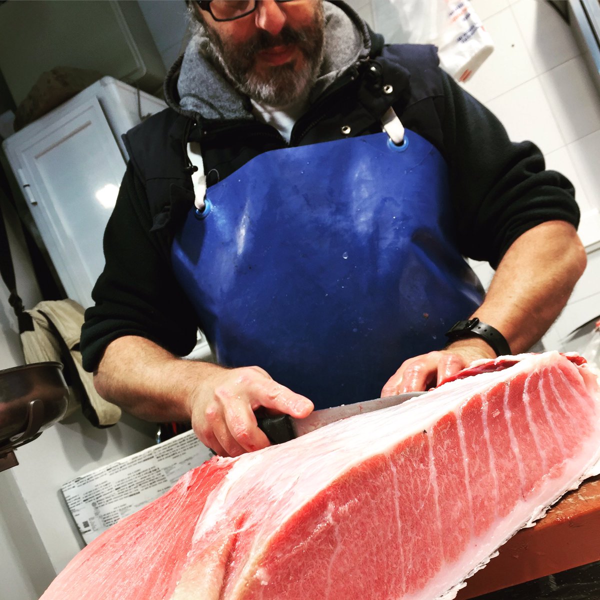 Enero 2019 y tenemos este atún entre las manos. #pamatarse #ventresca #toro #gadisushi #alestilogadisushi #comerencadiz #voyalcentro #rincongastronomico #mercadocentral #sushi #coucheiro