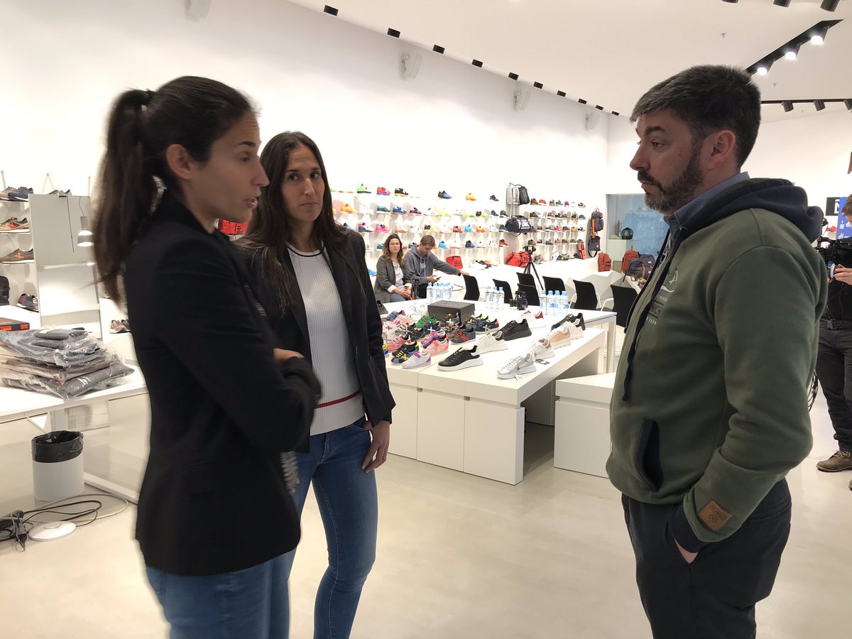 #NoticiasPadel 
Las #GemelasAtomikas fichan por <a href="/munichsports/">MUNICH Sports</a> para ser imagen en su línea de #Pádel.
<a href="/majosalayeto/">Majo Sánchez Alayeto</a> y <a href="/MapiSAlayeto/">Mapi Sánchez Alayeto</a> estuvieron conociendo la BS de X junto a su CEO <a href="/xberneda/">Xavier Berneda</a> 
#GemelasXPad #PadelFemenino #TheXBrand #Sponsoring