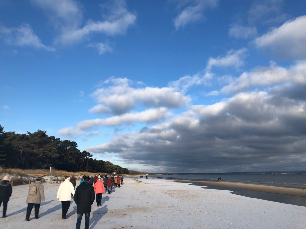 IFARuegen's tweet photo. Während der Gesundheitswoche: Genossen unsere Gruppengäste bei herrlichen Sonnenschein die Strandwanderung & die Strandgymnastik.
#ifa #ifarügen #ifabinz #ifahotels #Sonne #Gesundheitswoche #Strandwanderung #Strandgymnastik #Gruppengäste #Strand #Ostseeliebe #Ostseebadbinz #Rügen https://t.co/FqFEy4gojP