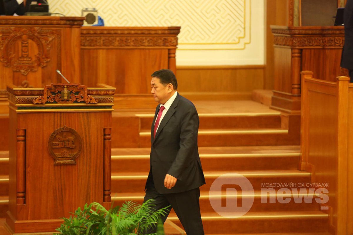 За Ми ч нэг юм огцорлоо. Түүнийг огцорвол МАНАН бхгүй болох юм яриад бсан Оюука бүр 10 жилийн дараа л сайн тэмцвэл арилна тэгээд намайг гишүүнээр сонгоод бай гэж дээ...😜😜😜