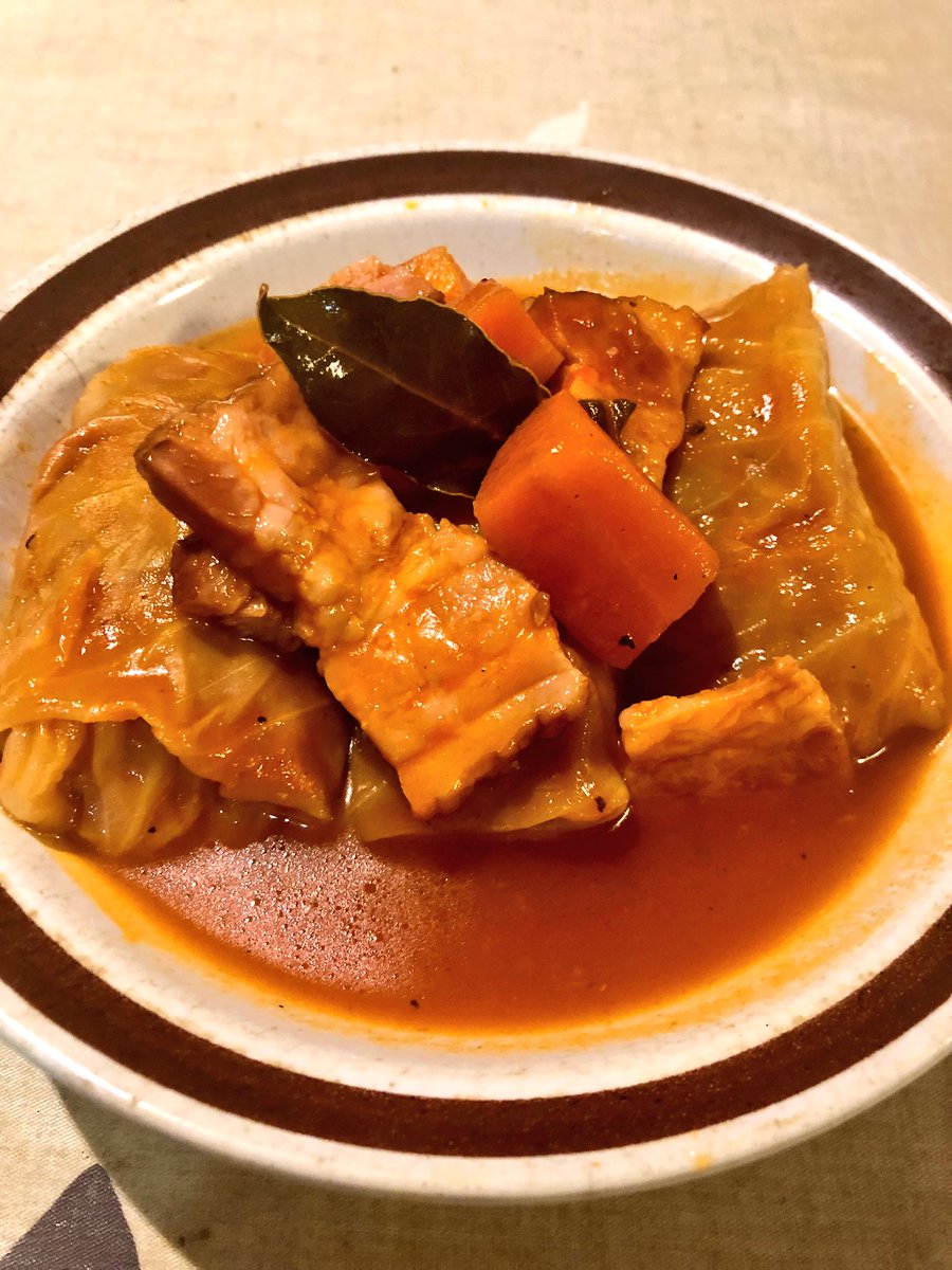 イナダシュンスケ A Twitter 夜食はロールキャベツ のように見えてキャベツの中は米です でもこれもロールキャベツと言っていいのかもしれません 少なくともドルマではあります 今日はやってないけど米をオカズに米を喰うのもこれだったら余裕です
