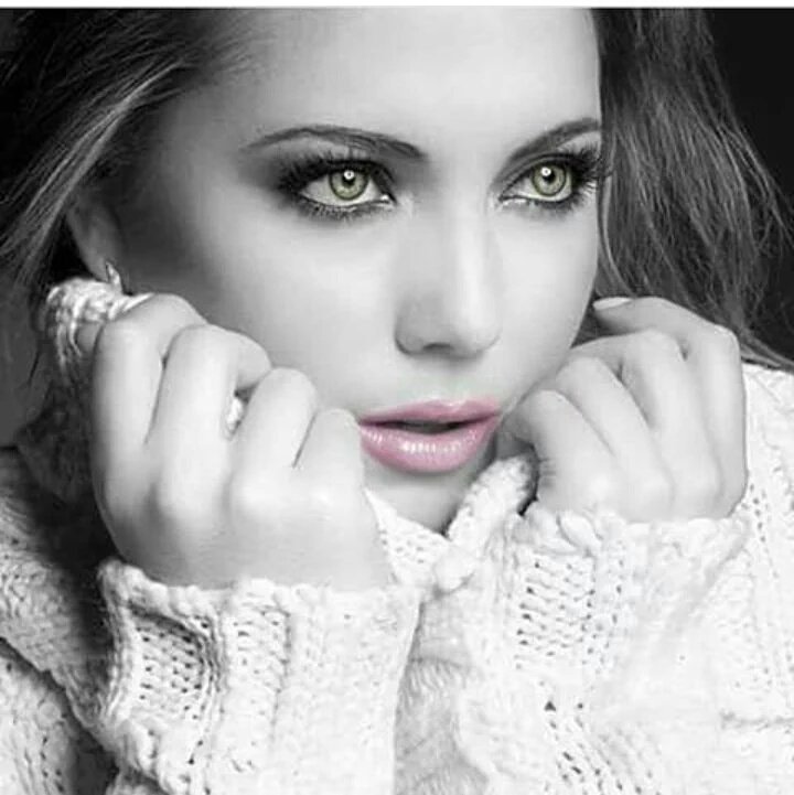 أنا أؤمن أن الإنسان 
ينطفئ جماله عند الابتعاد عن من يحب 
حتى بريق العيون يختفى 
فيصبح ذابلا منطفئا 
ويتحول ربيعه إلى خريف .....