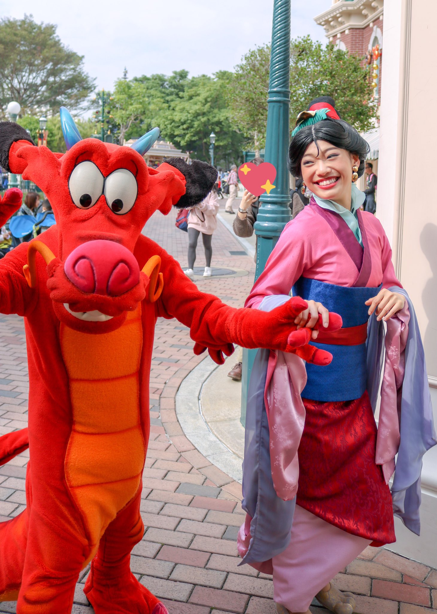 かな 香港ディズニーで初のムーランとムーシューグリしたけどめっちゃ嬉しかった T Co Mvw5c4rjzl Twitter