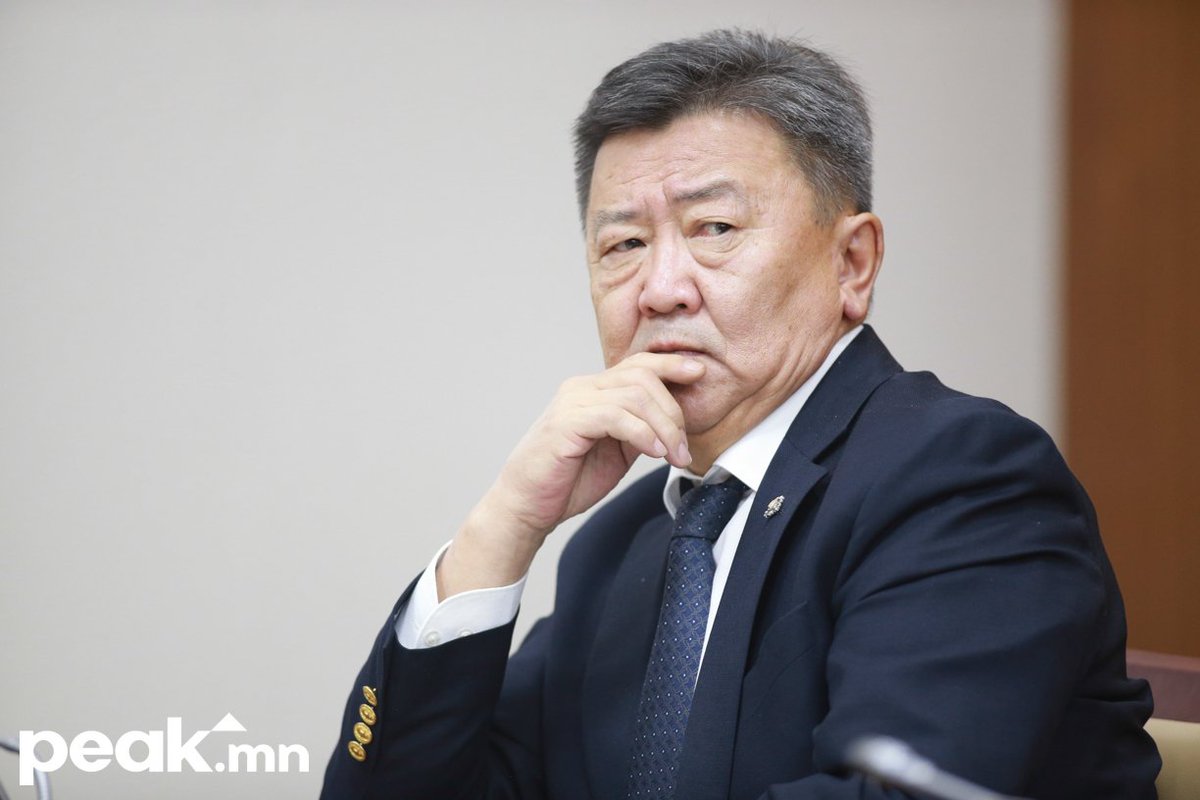 Цэрэг зодуулаад амиа алдчихаад байхад сэтгүүлчийн өөдөөс баримттай юм ярина шүү гэж загнаад дарамтлаад байгаа хүн гишүүн болчихсон дээр нь нэмээд сайд хийж байгаа нь үнэхээр эмгэнэлтэй явдал.