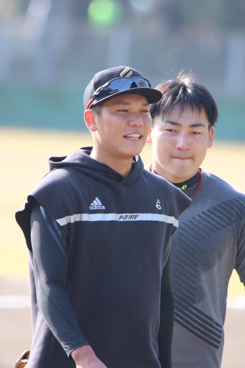 Saki 19 01 29 宮崎合同自主トレ 坂本勇人 丸佳浩 ものすごく失礼かもだけど まじで遠近法がおかしい 笑 坂本のが前にいるのに 後ろの丸の存在感と大きさ