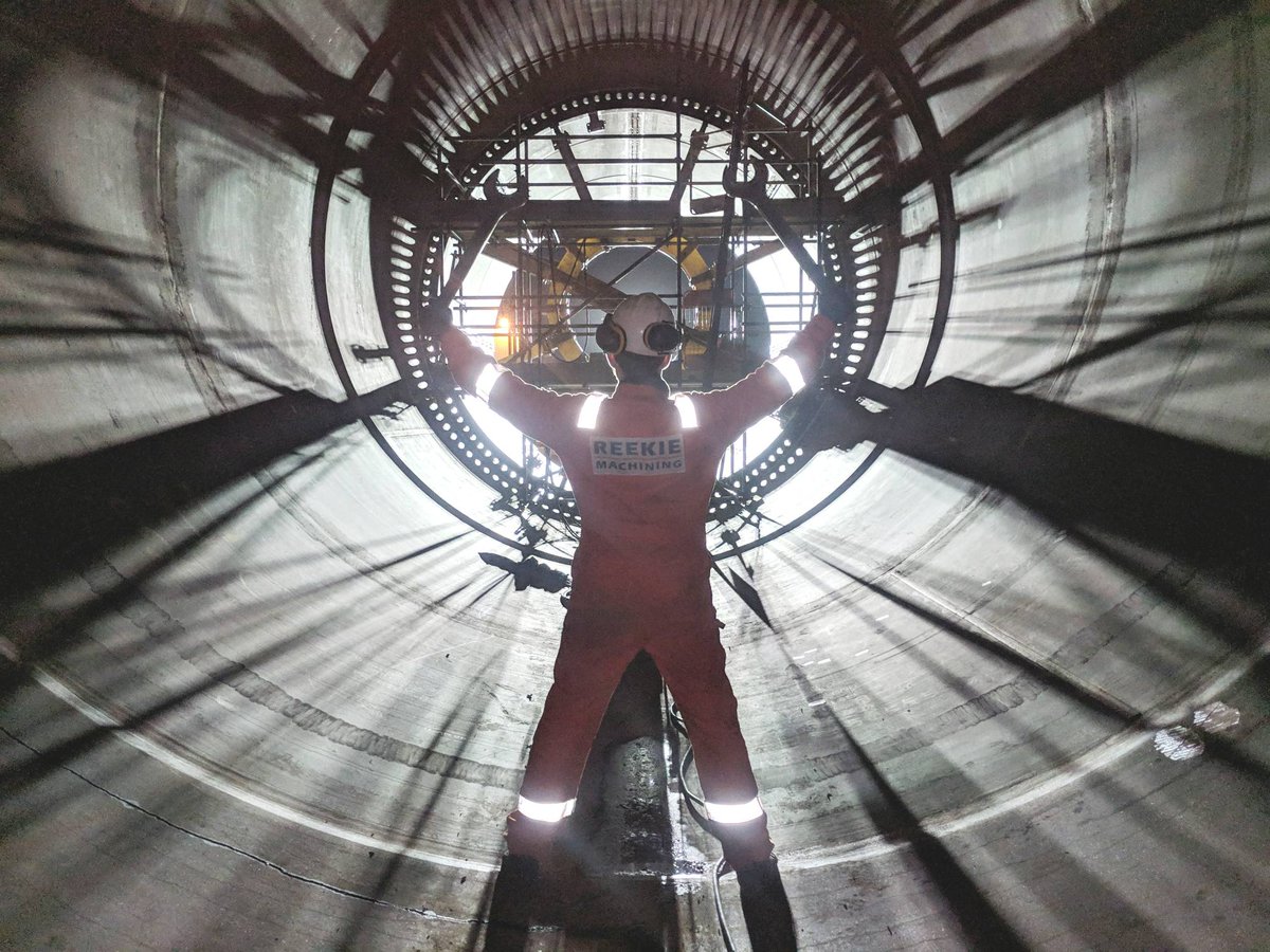 insitumachining's tweet photo. Setting a large flange facing machine to a 6m diameter flange requires skill, experience and know how - nice to see one of machinists pleased with his work https://t.co/HiH4O8VlZn