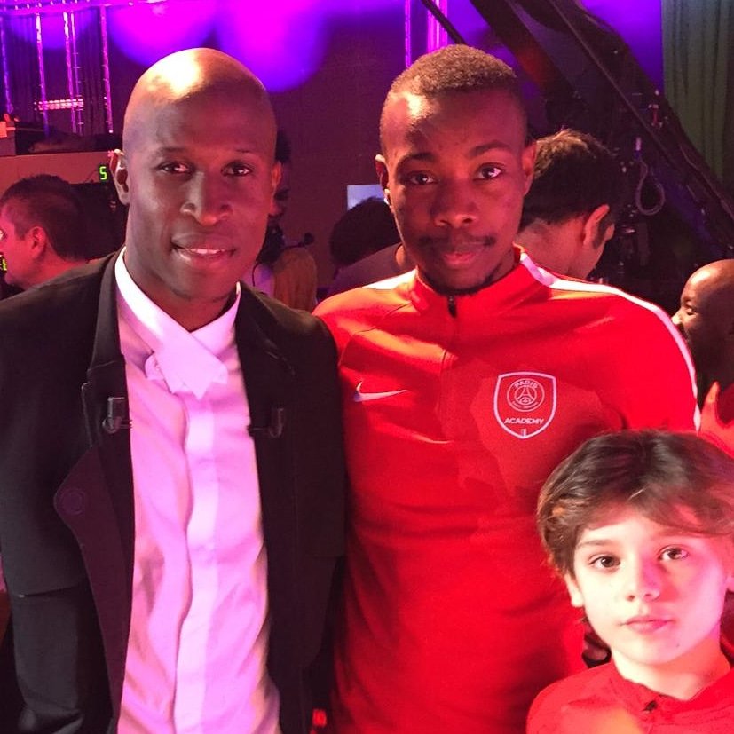 Sign2Play's tweet photo. Réunir un Marseillais et un Parisien... ce n'est possible que chez @SaberDesfa 📺📸 @RodFanni24  🤩 ici avec Ben, Coach @PSGAcademyFR 🔥🤙🐬 #sign2play #Footissime #rmcsport #urbansoccer #psgacademy https://t.co/FjdK2O2Qc9