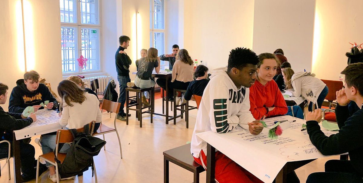 ofaj_dfjw's tweet photo. C'est la Journée franco-allemande a @CafeBerlinParis ! Des lycéens travaillent sur des propositions pour renforcer l’amitié 🇫🇷-🇩🇪 #JFA19
Deutsch-Französischer Tag im InfoCafé! Gymnasiasten erarbeiten Vorschläge, um die 🇩🇪-🇫🇷 Freundschaft zu stärken! #DFT19 https://t.co/l0kPpAAemc