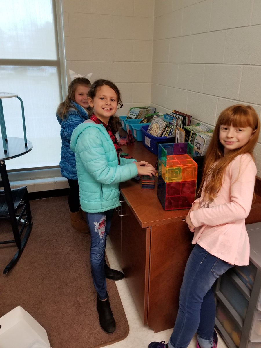 MisskRce's tweet photo. These kids are so creative! We love using STEM bins in the morning to wake up our brains and get us ready for the day!! https://t.co/arrUkpkDH8