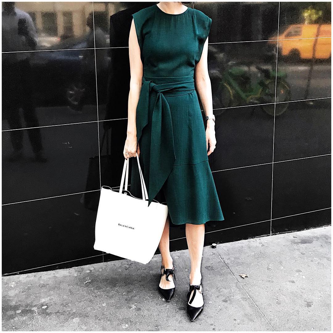 fashionableWM's tweet photo. I wore a dress. It wasn’t black 😱 // The thing is, I didn’t like this outfit when I left the  #WomenFashion #TodaysOutfit #Fashion #Style https://t.co/4i5pbaQj0y https://t.co/wN9NDXBeqk