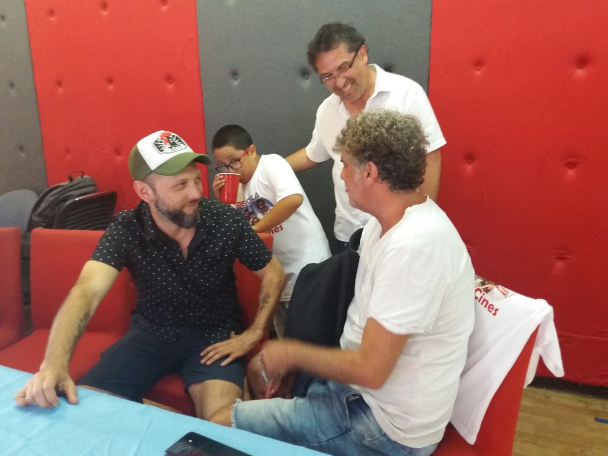 FiebreMedia's tweet photo. Adivina quién daba vueltas alrededor de Sebastián Leyseca, Mateo Iribarren y Leonardo @lupofilms ? :)
#amigosinseparables_lapelicula #amigosinseparablescl #cinechileno #niños #virales #FelizMartes https://t.co/BNP68Qfn1G