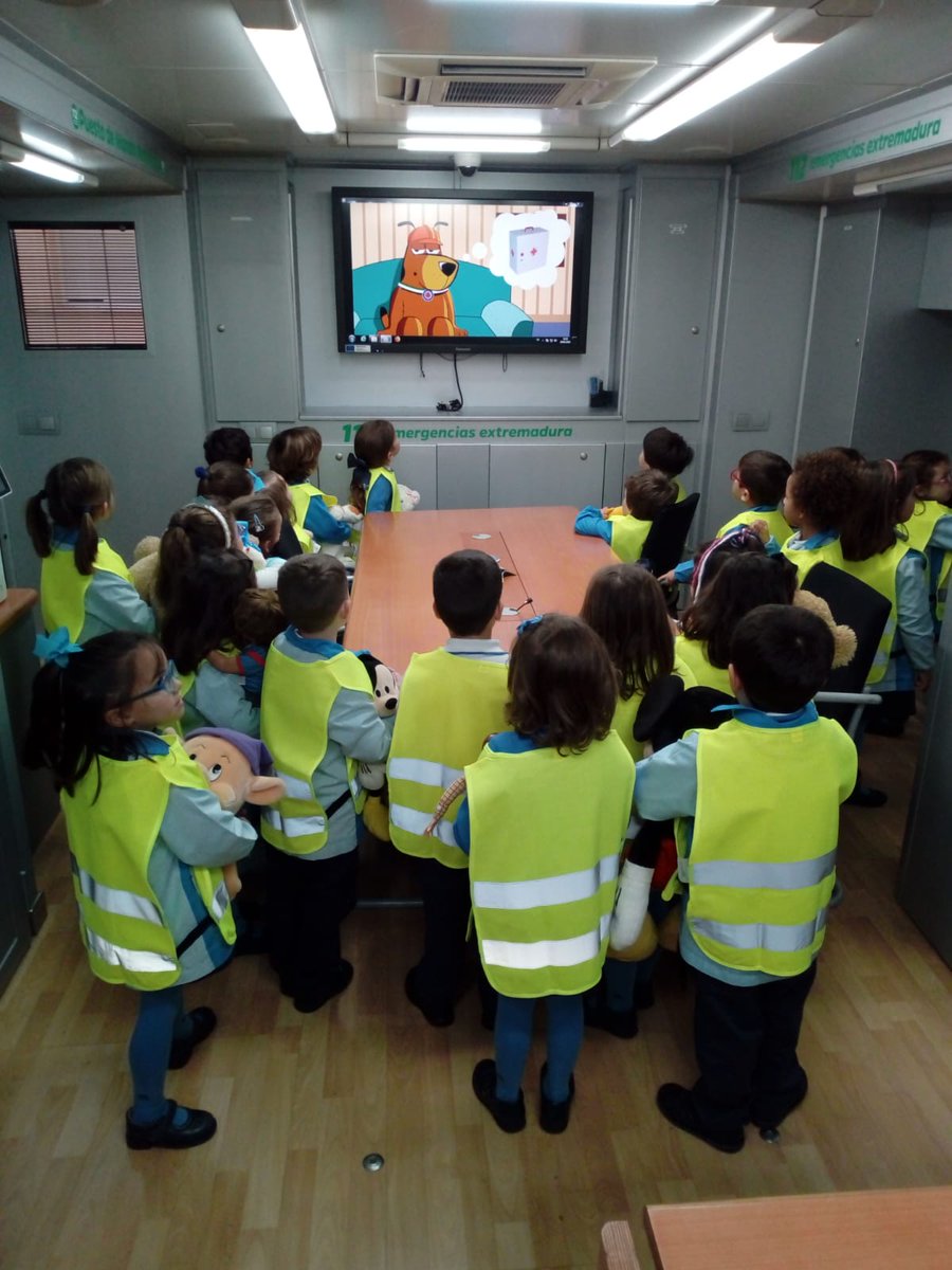 JuntaEx112's tweet photo. #Actividad_112 Charla sobre el Centro 1.1.2, Seguridad vial impartido por Técnico Sectorial de Policía Local @JuntaEx112, taller de Primeros Auxilios y Exposición de Medios con PMA @JuntaEx112 y Ambulancia de @CruzRojaEX #Asamblea_Merida en el Colegio @EscolapiaMerida https://t.co/KnDnJTgZju
