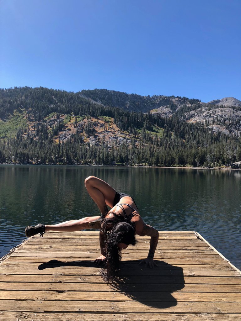 mjsyoga's tweet photo. Oh you know.....just doin some yoga in a beautiful vista!!! Just gonna chuck my leg here....and my foot here....and hold my breath....and try and hold the pose....and voila.....HURRY UP AND TAKE THE PICTURE!!!! (just kidding!)

#DragonFlyPose #GrasshopperPose #YogaOnAPrettyScene https://t.co/kYrsmwQL1w