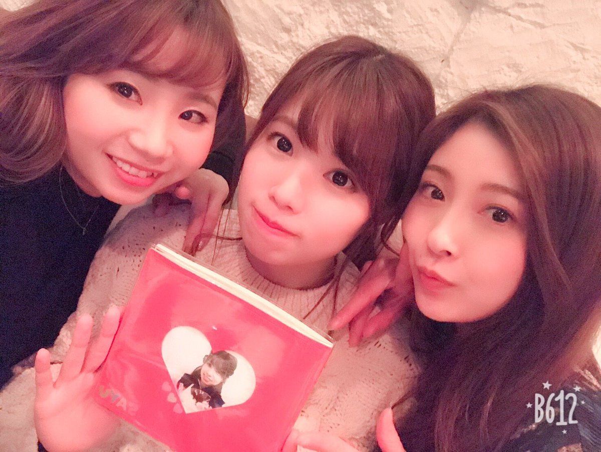sayullows312's tweet photo. 昨日は12月から言い出してやっとあみぽあいかとご飯😅❤️なんと最後に手作りのアルバムをプレゼントしてくれました〜(O_O)📗‼️本当にいろんなことがありすぎたけど、同じ時間を長い間共有できて本当に良かったと再確認✊もちろんこれからもよろしく😆 https://t.co/eUCzpdattu