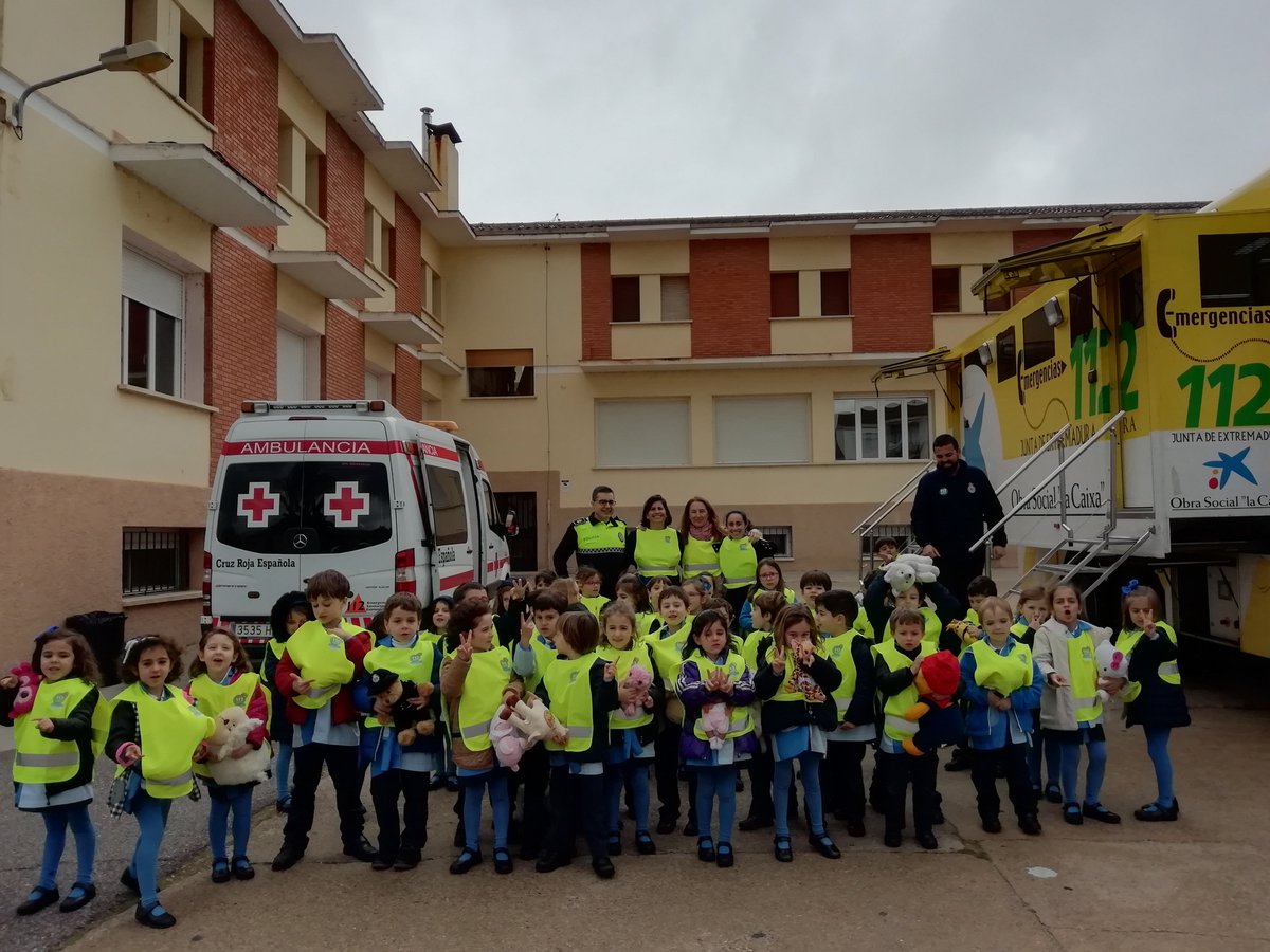 JuntaEx112's tweet photo. #Actividad_112 Charla sobre el Centro 1.1.2, Seguridad vial impartido por Técnico Sectorial de Policía Local @JuntaEx112, taller de Primeros Auxilios y Exposición de Medios con PMA @JuntaEx112 y Ambulancia de @CruzRojaEX #Asamblea_Merida en el Colegio @EscolapiaMerida https://t.co/KnDnJTgZju